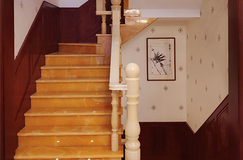 衡东中式别墅室内汉白玉石楼梯的定制安装装饰效果