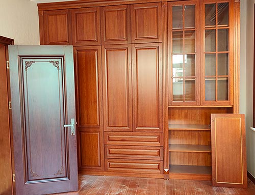 衡东中式家庭装修里定制的实木衣柜效果图